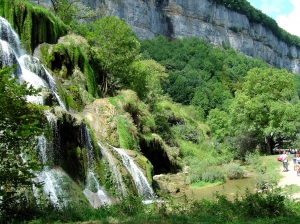 La Cascade du Dard et les falaises du Cirque de Baume-les-Messieurs