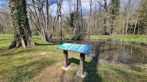 Panneau didactique au bord de l'étang