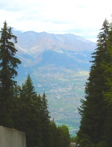 Au niveau de la tranchée pour la conduite forcée, vue sur la vallée