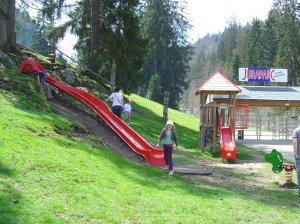 La place de jeux devant le restaurant