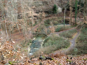 Le sentier et la Mèbre vue d'en haut, sur le chemin du retour