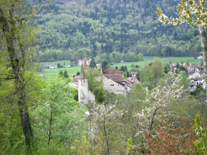 En face, le château de Boudry