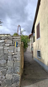 Les flèches jaune/bleu indiquent le chemin à suivre