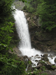 La passerelle derrière la chute