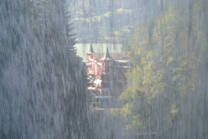 L'hôtel au travers la cascade