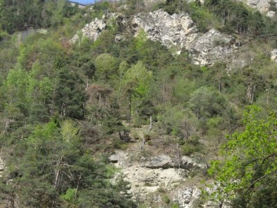Dominant la gorge, l'église de Vex