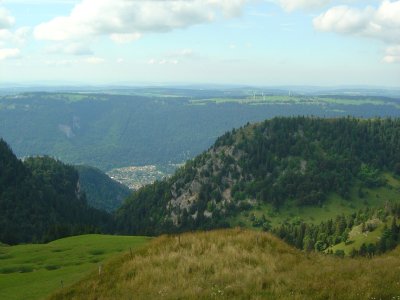 Vue sur St-Imier et les éoliennes de Mont-Crosin