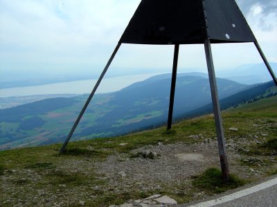 Le sommet de Chasseral (1607m), matérialisé par cette pyramide et au fond, le lac de Neuchâtel